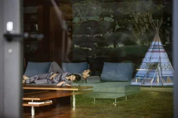 Ehemann Dong Ik (Lee Sun Kyun) und Gattin Yeon Kyo (Cho Yeo Jeong) ahnen nicht, in welcher Beziehung ihre Angestellten zueinander stehen.