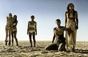 Fliehen vor dem erbarmungslosen Kriegsherrn Immortan Joe, in der Hoffnung den "Gr&uuml;nen Ort" zu finden: Dag (Abbey Lee, l.), Cheedo (Courtney Eaton, 2.v.l.), Toast (Zoe Kravitz, M.), Imperator Furiosa (Charlize Theron, 2.v.r.) und Capable (Riley Keough, r.) ...