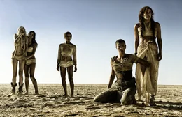 Fliehen vor dem erbarmungslosen Kriegsherrn Immortan Joe, in der Hoffnung den "Gr&uuml;nen Ort" zu finden: Dag (Abbey Lee, l.), Cheedo (Courtney Eaton, 2.v.l.), Toast (Zoe Kravitz, M.), Imperator Furiosa (Charlize Theron, 2.v.r.) und Capable (Riley Keough, r.) ...