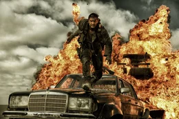 In einer Welt, die nur noch aus Feuer und Blut besteht, k&auml;mpft der Einzelg&auml;nger Max (Tom Hardy) jeden Tag ums &Uuml;berleben. Als er sich dann unfreiwillig einer Gruppe Fl&uuml;chtiger anschlie&szlig;t, muss er entscheiden, ob er ab sofort nicht mehr nur f&uuml;r sich alleine k&auml;mpfen will ...