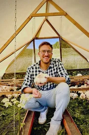 In St. Peter lernt S&ouml;ren Anders die angeblich gl&uuml;cklichsten H&uuml;hner des Breisgaus kennen. Das behauptet zumindest die junge Landwirtin Isabell Blattmann.