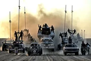 Die Entourage des Warlords. In Autos und auf Motorr&auml;dern werden die Fl&uuml;chtigen gejagt.