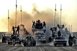 Die Entourage des Warlords. In Autos und auf Motorr&auml;dern werden die Fl&uuml;chtigen gejagt.
