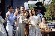 Ki Jung (Park So-dam, 3. v. re.) ist sehr beliebt in der Familie Park (Lee Sun-kyun, Cho Yeo-jeong).