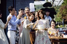 Ki Jung (Park So-dam, 3. v. re.) ist sehr beliebt in der Familie Park (Lee Sun-kyun, Cho Yeo-jeong).