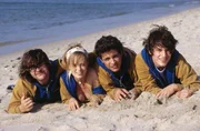 Kaum auf Sylt angekommen, geraten Lisas (Frederike Kempter, 2.v.l.) vermeintliche Rettungsschwimmer Til (David Winter, r.), Sinan (Toni Sn&eacute;tberger, 2.v.r.) und Bramstedt (Tobias Kasimirowicz, l.) an einen skeptischen Beobachter ihrer vielf&auml;ltigen Verwicklungen ...