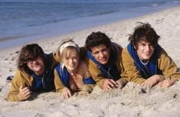 Kaum auf Sylt angekommen, geraten Lisas (Frederike Kempter, 2.v.l.) vermeintliche Rettungsschwimmer Til (David Winter, r.), Sinan (Toni Sn&eacute;tberger, 2.v.r.) und Bramstedt (Tobias Kasimirowicz, l.) an einen skeptischen Beobachter ihrer vielf&auml;ltigen Verwicklungen ...