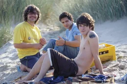 Als die drei Freunde Til (David Winter, r.), Sinan (Toni Sn&eacute;tberger, M.) und Bramstedt (Tobias Kasimirowicz, l.) die Chance erhalten, als Rettungsschwimmer einen 4-w&ouml;chigen Aufenthalt auf Sylt verbringen zu k&ouml;nnen, greifen sie begeistert zu ...