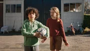Saïd und Anna wollen Ball spielen. Saïd und Anna wollen Ball spielen.