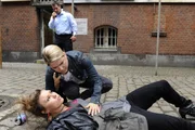 Anna (Jeanette Biedermann, M.) ist entschlossen, weiter um ihre Liebe zu Tom zu k&auml;mpfen und sagt darum die Tour mit "The Black Pony" ab. Als Paule (Wanda Worch, vorne) ihr auch noch mitteilt, dass sie Fanni bei einem verd&auml;chtigen Gespr&auml;ch belauscht hat, ist Anna klar, dass diese beschattet werden muss ...