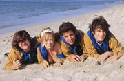 Kaum auf Sylt angekommen, geraten Lisas (Frederike Kempter, 2.v.l.) vermeintliche Rettungsschwimmer Til (David Winter, r.), Sinan (Toni Sn&eacute;tberger, 2.v.r.) und Bramstedt (Tobias Kasimirowicz, l.) an einen skeptischen Beobachter ihrer vielf&auml;ltigen Verwicklungen ..._Titel: Beach Boys - Rette sich wer kann
