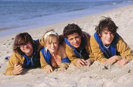 Kaum auf Sylt angekommen, geraten Lisas (Frederike Kempter, 2.v.l.) vermeintliche Rettungsschwimmer Til (David Winter, r.), Sinan (Toni Sn&eacute;tberger, 2.v.r.) und Bramstedt (Tobias Kasimirowicz, l.) an einen skeptischen Beobachter ihrer vielf&auml;ltigen Verwicklungen ..._Titel: Beach Boys - Rette sich wer kann