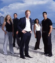 (2. Staffel) - Lieutenant Horatio Caine (David Caruso, M.), Calleigh Duquesne (Emily Procter, l.), Tim Speedle (Rory Cochrane, 2.v.l.), Alexx Woods (Khandi Alexander, 2.v.r.) und Eric Delko (Adam Rodriguez, r.) ...