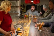 Alltag in einer Kneipe. Mehrere G&auml;ste f&uuml;hren an einer Theke Gespr&auml;che &uuml;ber alles M&ouml;gliche. Auf einmal eskaliert die Situation. Am Ende steht ein furchtbares Verbrechen.