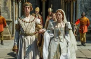 Prince Arthur (Angus Imrie, l.), Catherine of Aragon (Charlotte Hope, r.)