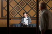 Stephan Ernst (Robin Sondermann) sitzt im Vernehmungsraum.