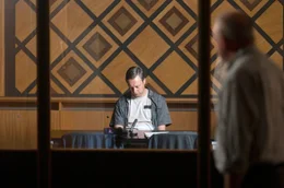 Stephan Ernst (Robin Sondermann) sitzt im Vernehmungsraum.