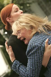 Rex Mutter Phyllis (Shirley Knight, r.) reist an, um dem Begr&auml;bnis ihres Sohnes beizuwohnen, doch ihre Anwesenheit treibt Bree (Marcia Cross, l.) fast in den Wahnsinn ...