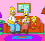 Die Simpsons stellen erschreckend fest, dass jemand in ihr Haus eingebrochen hat. Tats&auml;chlich hat sich nur Homers (l.) Mutter Mona (2.v.l.), die jahrelang verschollen war, ins Haus geschlichen, die &uuml;berraschend verk&uuml;ndet, von nun an f&uuml;r ihren Sohn und seine Familie da zu sein ...