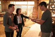 Henry (Zayne Emory, l.) und Abigail (Madeleine Coghlan, M.) verk&uuml;nden John Nolan (Nathan Fillion, r.), dass sie sich verlobt haben.