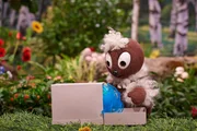 Obwohl er weiß, dass es falsch ist, ist Pitti zu neugierig und schaut schon mal in Schnattchens Paket. Obwohl er weiß, dass es falsch ist, ist Pitti zu neugierig und schaut schon mal in Schnattchens Paket.