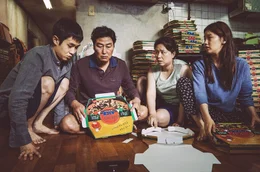V.li. n. re.: Die vierk&ouml;pfige Familie Kim lebt von Gelegenheitsjobs: Sohn Ki Woo (Choi Woo-shik) mit Vater Ki Taek (Song Kang-ho), Mutter Chung Sook (Chang Hyae-jin) und Schwester Ki Jung (Park So-dam).