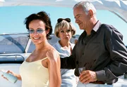 Der M&uuml;nchner M&ouml;belfabrikant Karl Ravinski (Peter Bongartz) wird von einem mallorquinischen Gesch&auml;ftspartner auf die Yacht von dessen Freundin Vera (Ingrid van Bergen, Mitte) eingeladen. Auch die Sekret&auml;rin Cora Talheim (Sonja Kirchberger, li.) ist mit von der Bootspartie.