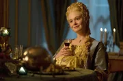 Catherine (Elle Fanning) Catherine (Elle Fanning)