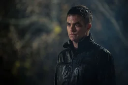 James (Chris Pine) rechnet mit seinem Auftraggeber ab.