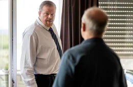 Verfassungssch&uuml;tzer Werner Vogel (Bernd H&ouml;lscher, links) ger&auml;t bei einer Tatortbegehung mit dem Ermittler Norbert Bartels (Joachim Kr&oacute;l) aneinander.