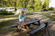 Stefan testet Camping-Utensilien und dreht dazu Videos f&uuml;r seinen Youtube-Kanal.
