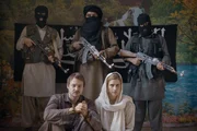 In den F&auml;ngen der Taliban (vorne, v.li.): Sven Schelker als David, Morgane Ferru als Daniela
