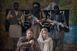 In den F&auml;ngen der Taliban (vorne, v.li.): Sven Schelker als David, Morgane Ferru als Daniela