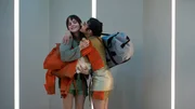 Ein herzlicher Moment zwischen Nia (Vanessa Loibl) und ihrer Zwillingsschwester Pia (Nairi Hadodo). Ist ja auch der Abschied.