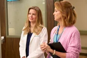 L-R: Ariana Madix als Dr. Emerson, Jayma Mays als Kelly