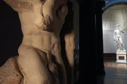 Detail des "Atlas-Sklaven" von Michelangelo aus den Jahren 1525&ndash;1530: Er geh&ouml;rt zu den vier unvollendeten Skulpturen der "Gefangenen", die zur Ausschm&uuml;ckung des Grabmals von Papst Julius II. in Auftrag gegeben wurden.