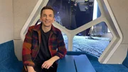 Eric Mayer sitzt im Modell einer zuk&uuml;nftigen Mondstation, in der in ein paar Jahren vielleicht einmal Astronauten auf dem Mond wohnen werden.