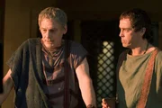 Gerade als Quintus Batiatus (John Hannah, r.) dabei ist, sich in h&ouml;chsten gesellschaftlichen Kreisen zu etablieren, kehrt sein Vater, Titus Batiatus (Jeffrey Thomas, l.), zur&uuml;ck und &uuml;bernimmt wieder die Kontrolle &uuml;ber den Ludus ...