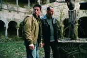 Im Zuge ihrer Ermittlungen sto&szlig;en Reda (Benoit Magimel, l.) und Kommissar Niemans (Jean Reno, r.) schnell auf weitere Ritualmorde, apokalyptische Vorzeichen und ein r&auml;tselhaftes versiegeltes Buch, das ein grausames Geheimnis verbirgt ...