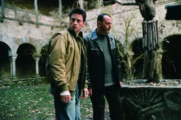 Im Zuge ihrer Ermittlungen sto&szlig;en Reda (Benoit Magimel, l.) und Kommissar Niemans (Jean Reno, r.) schnell auf weitere Ritualmorde, apokalyptische Vorzeichen und ein r&auml;tselhaftes versiegeltes Buch, das ein grausames Geheimnis verbirgt ...