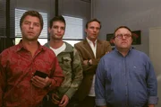Jupp (Uwe Fellensiek, l.), Gino (Luca Zamperoni, 2.v.l.), Falk (Dirk Martens, 2.v.r.) und Pohl (Gustav-Peter Wöhler, r.) sind überrascht Birgit Losner, die ehemalige Geliebte von Haupt, zu sehen. Jupp (Uwe Fellensiek, l.), Gino (Luca Zamperoni, 2.v.l.), Falk (Dirk Martens, 2.v.r.) und Pohl (Gustav-Peter Wöhler, r.) sind überrascht Birgit Losner, die ehemalige Geliebte von Haupt, zu sehen.