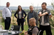 Stephan Ernst (Robin Sondermann, ganz rechts) stellt bei der Tatortbegehung den Tathergang f&uuml;r den Verfassungssch&uuml;tzer Vogel (Bernd H&ouml;lscher, ganz links), Staatsanw&auml;ltin Weber (Hannah Ley, Mitte) und den Ermittler Bartels (Joachim Kr&oacute;l, rechts) nach.