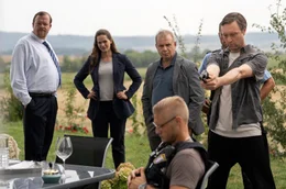 Stephan Ernst (Robin Sondermann, ganz rechts) stellt bei der Tatortbegehung den Tathergang f&uuml;r den Verfassungssch&uuml;tzer Vogel (Bernd H&ouml;lscher, ganz links), Staatsanw&auml;ltin Weber (Hannah Ley, Mitte) und den Ermittler Bartels (Joachim Kr&oacute;l, rechts) nach.