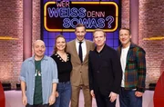 Moderator Kai Pflaume (M.) und seine Rateteam-Kapit&auml;ne Bernhard Ho&euml;cker (l.) und Wotan Wilke M&ouml;hring (r.) begr&uuml;&szlig;en in dieser Sendung die Geigerin und Pianistin Julia Fischer (2.v.l.) und den irisch-deutschen Violinist Daniel Hope (2.v.r.).