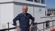 Karsten Schwanke freut sich auf die Ausfahrt mit der Kormoran vom Institut f&uuml;r Seenforschung in Langenargen am Bodensee.