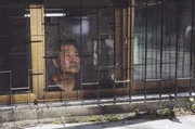 Familie Kim wohnt in der Metropole Seoul in einer schmutzigen Kellerwohnung in einer Gegend voller Kriminalit&auml;t: Vater Ki Taek (Song Kang Ho) sehnt sich nach einem besseren Leben.