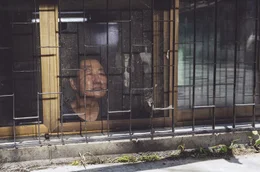 Familie Kim wohnt in der Metropole Seoul in einer schmutzigen Kellerwohnung in einer Gegend voller Kriminalit&auml;t: Vater Ki Taek (Song Kang Ho) sehnt sich nach einem besseren Leben.