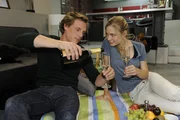 Genie&szlig;en ihre Zweisamkeit: Tom (Patrick Kalupa, l.) und Fanni (Eveline Suter, r.) ...