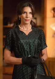 Do&ntilde;a Carmen (Pastora Vega).