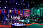 Moderator Kai Pflaume (M.) und seine Rateteam-Kapit&auml;ne Bernhard Ho&euml;cker (l.) und Wotan Wilke M&ouml;hring (r.) begr&uuml;&szlig;en in dieser Sendung den Schauspieler und Regisseur Marcus Mittermeier (2.v.l.) und die Schauspielerin Bernadette Heerwagen (2.v.r.).